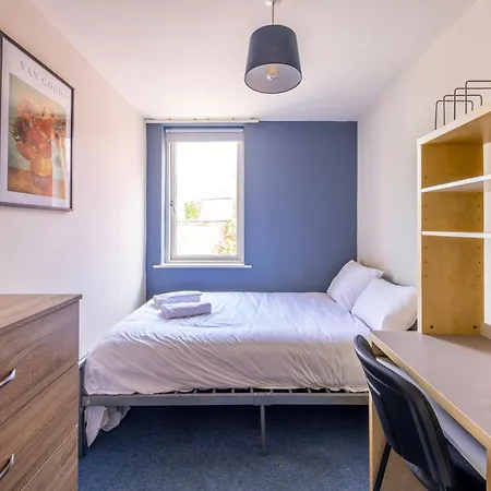Contemporary Hampton 3 By Prescott *